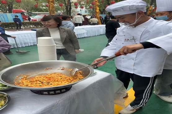 碗里有一些人在桌子上的食物 描述已自动生成