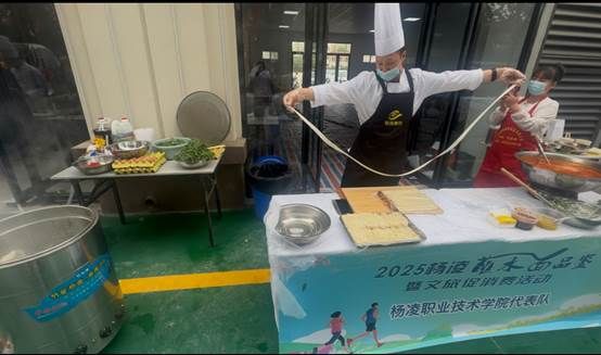 图片包含 室内, 男人, 桌子, 食物 描述已自动生成