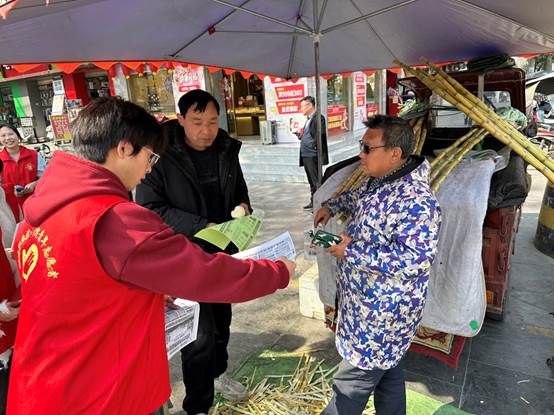 图片包含 人, 站, 男人, 人们 描述已自动生成